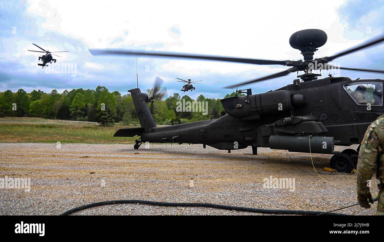 Während einer „Fat Cow“-Mission am 4. Mai in Fort Knox, Ky, schweben Apache-Hubschrauber, während sie auf Treibstoff und Bewaffnung warten. „Fat Cow“-Missionen sind ein vor Ort beschleunigter Betankungsprozess, der es chinook-Hubschraubern ermöglicht, Kraftstoff für andere Hubschrauber in der Einheit bereitzustellen, während sie noch hinter feindlichen Linien arbeiten. (USA Armeefoto von Sgt. Jeremy Lewis, 40. Public Affairs Detachment) Stockfoto