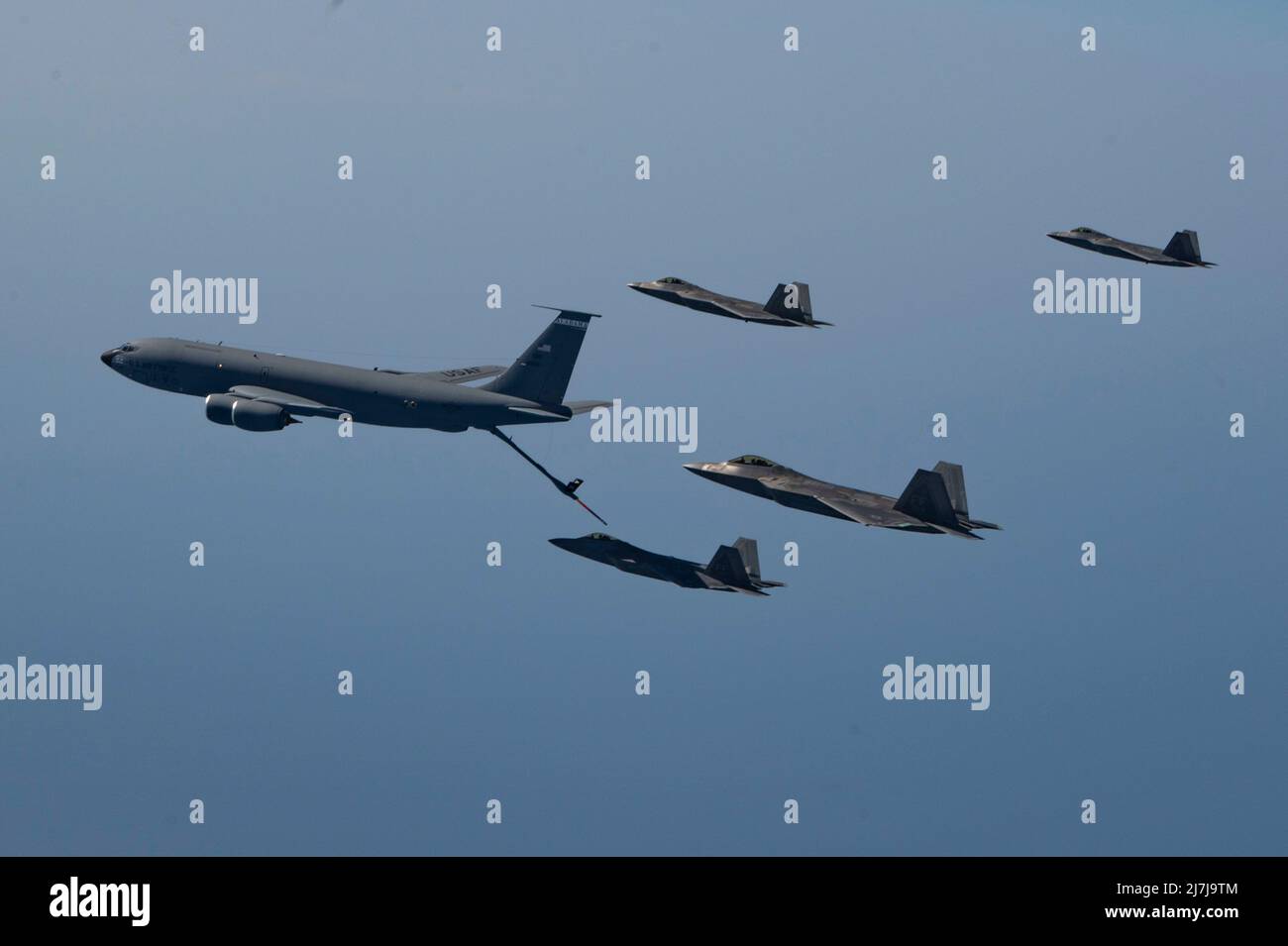 Die US Air Force F-22 Raptors, die der Virginia Air National Guard zugewiesen wurden, fliegen mit einem KC-135 Stratotanker, der der Alabama ANG während der Sentry Savannah 22-1, 5. Mai 2022, für die Lufttankung zugewiesen wurde. Sentry Savannah, eine Trainingsübung zur Bedrohung durch gleichrangige ANG, brachte mehr als 60 Flugzeuge aus aktiven Dienst-, ANG- und Air Reserve-Einheiten zum Air Dominance Center für die Übung. (USA Air Force Foto von Tech. Sgt. Betty R. Chevalier) Stockfoto