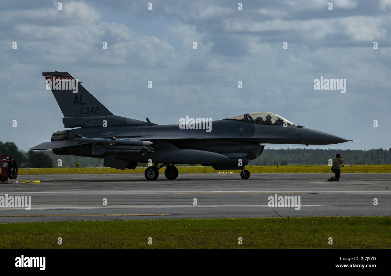 Eine F-16 Fighting Falcon, die dem 187. Fighter Wing zugewiesen wurde, bereitet sich auf ein Taxi im Avon Park, Florida, im April 23. vor. Southern Strike 2022 ist ein ausgezeichneter Test für die Fähigkeit unseres gemeinsamen Teams, umfangreiche Kampagnen, Krisenreaktionsmaßnahmen und Sicherheitskooperationen durchzuführen. (USA Foto der Air National Guard von 1. LT. Kiara N. Spann) Stockfoto