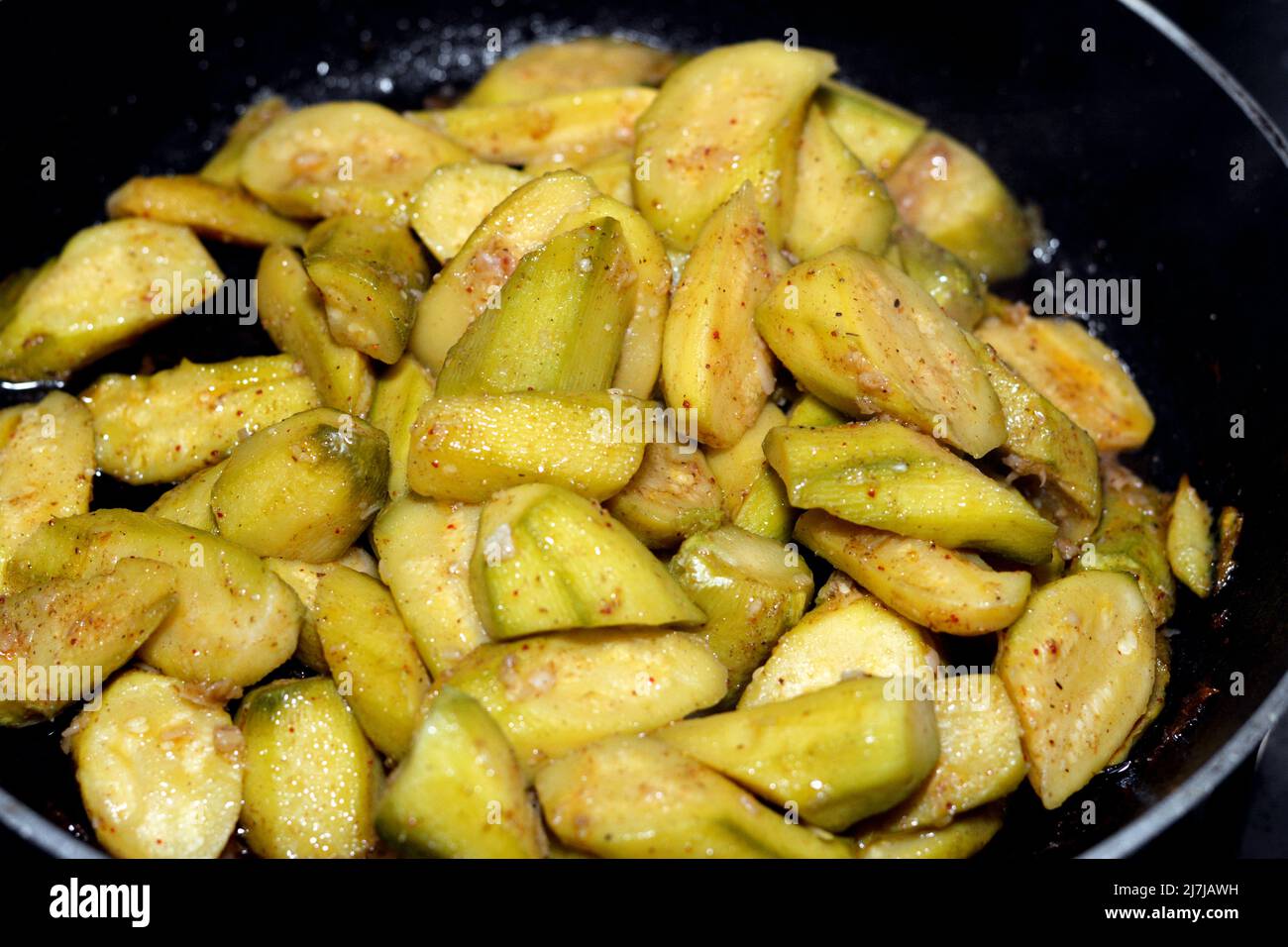 Gegrillte Zucchinis in Scheiben mit Gewürzen, roten Paprika, Salz und Kreuzkümmel mit Knoblauch und Öl, gesunde Lebensmittel, Veggie und Gewichtsverlust Konzept, gesunde Lebensmittel, TAS Stockfoto