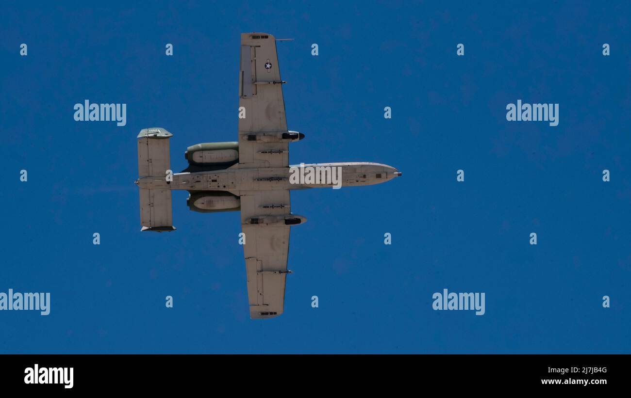 Ein A-10C Thunderbolt II von der Davis-Monthan Air Force Base, Arizona, führt am 8. Mai 2022 einen Überflug auf der Holloman Air Force Base, New Mexico, durch. Das Demonstrationsteam machte auf dem Air Force Heritage Flight während der Legacy of Liberty Air Show und der Open House 2022 auf die stolze Geschichte der US Air Force aufmerksam. (USA Luftwaffe Foto von Airman 1. Klasse Nichola Paczkowski) Stockfoto