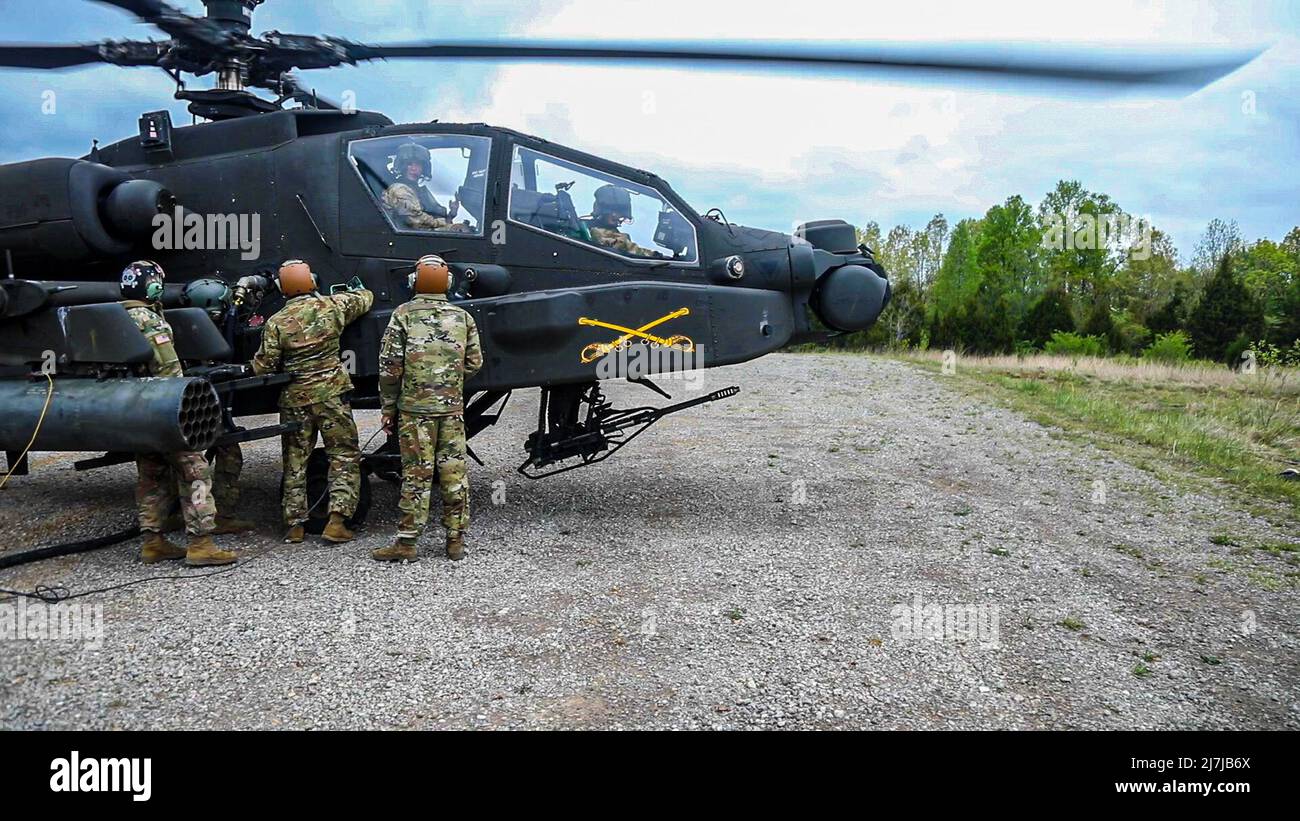 Soldaten aus 2. Squadron, 17. Kavallerieregiment und Varsity Company, 6. Bataillon, 101. Combat Aviation Brigade, 101. Airborne Division (Air Assault), tanken und bewaffnen apache-Hubschrauber während einer „Fat Cow“-Mission am 4. Mai in Fort Knox, Ky. „Fat Cow“-Missionen sind ein vor Ort beschleunigter Betankungsprozess, der es chinook-Hubschraubern ermöglicht, Kraftstoff für andere Hubschrauber in der Einheit bereitzustellen, während sie noch hinter feindlichen Linien arbeiten. (USA Armeefoto von Sgt. Jeremy Lewis, 40. Public Affairs Detachment) Stockfoto