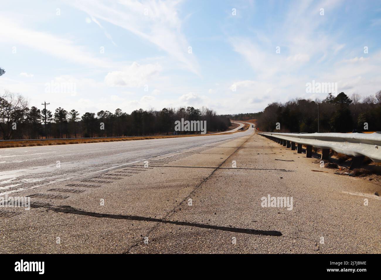 Burke County, GA USA - 01 25 21: Lange Autobahn im Land mit Blick auf die Zukunft Stockfoto