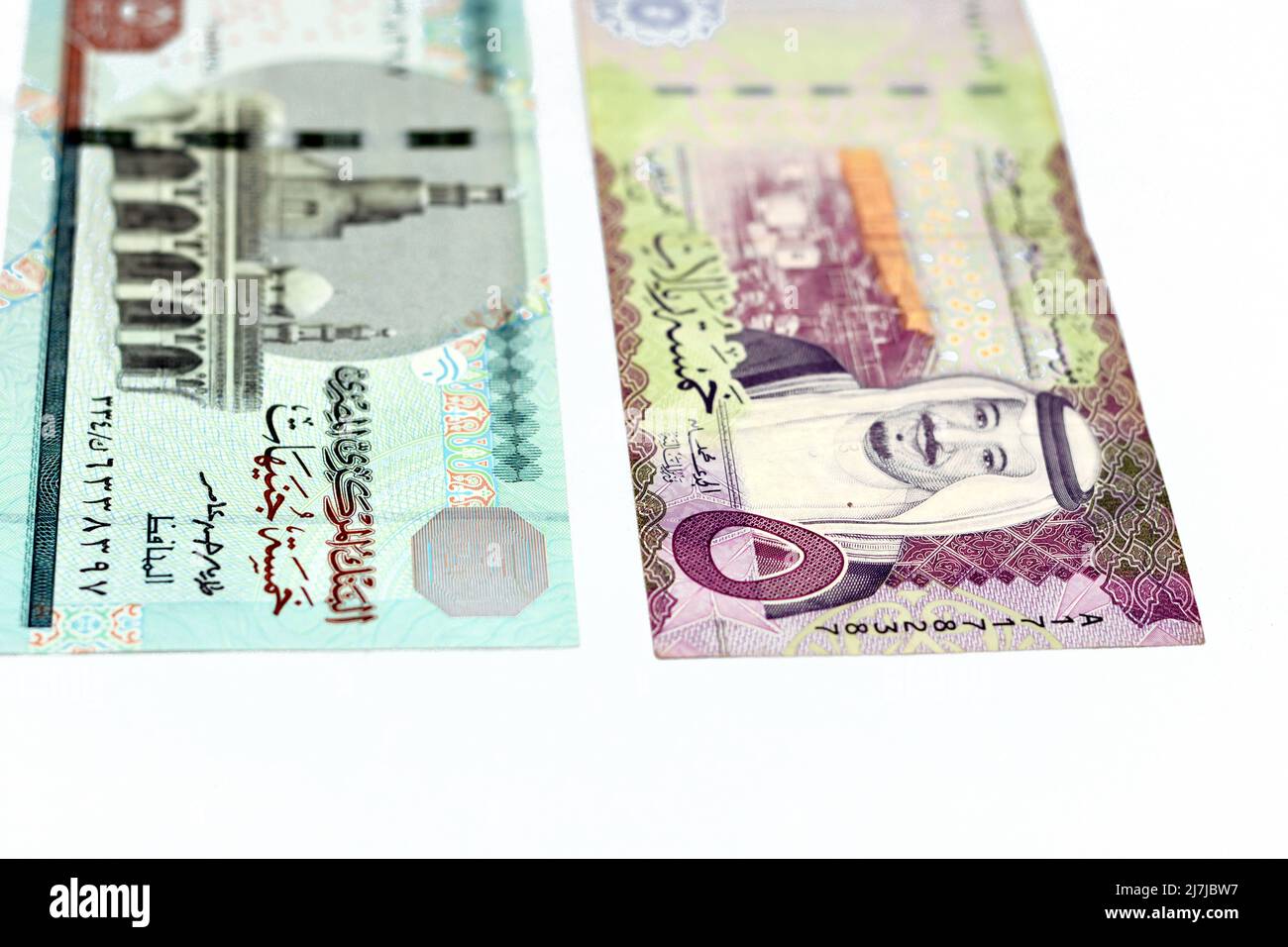 Die Vorderseite Saudi-Arabiens 5 fünf Riyals Banknote mit 5 LE fünf ägyptischen Pfund Rechnung isoliert auf weißem Hintergrund, selektiver Fokus von Ägypti Stockfoto