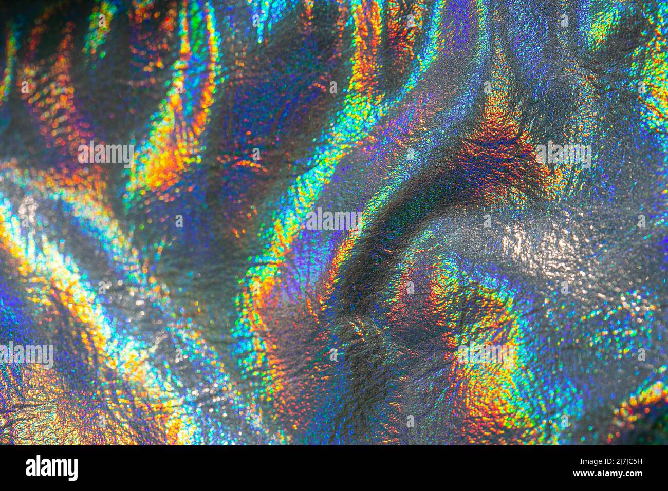 Tapete in Silber, lila und grün Farben.Metall holographischen Material.Holographischen Hintergrund. Textur mit schillernden Wellen und Falten Stockfoto