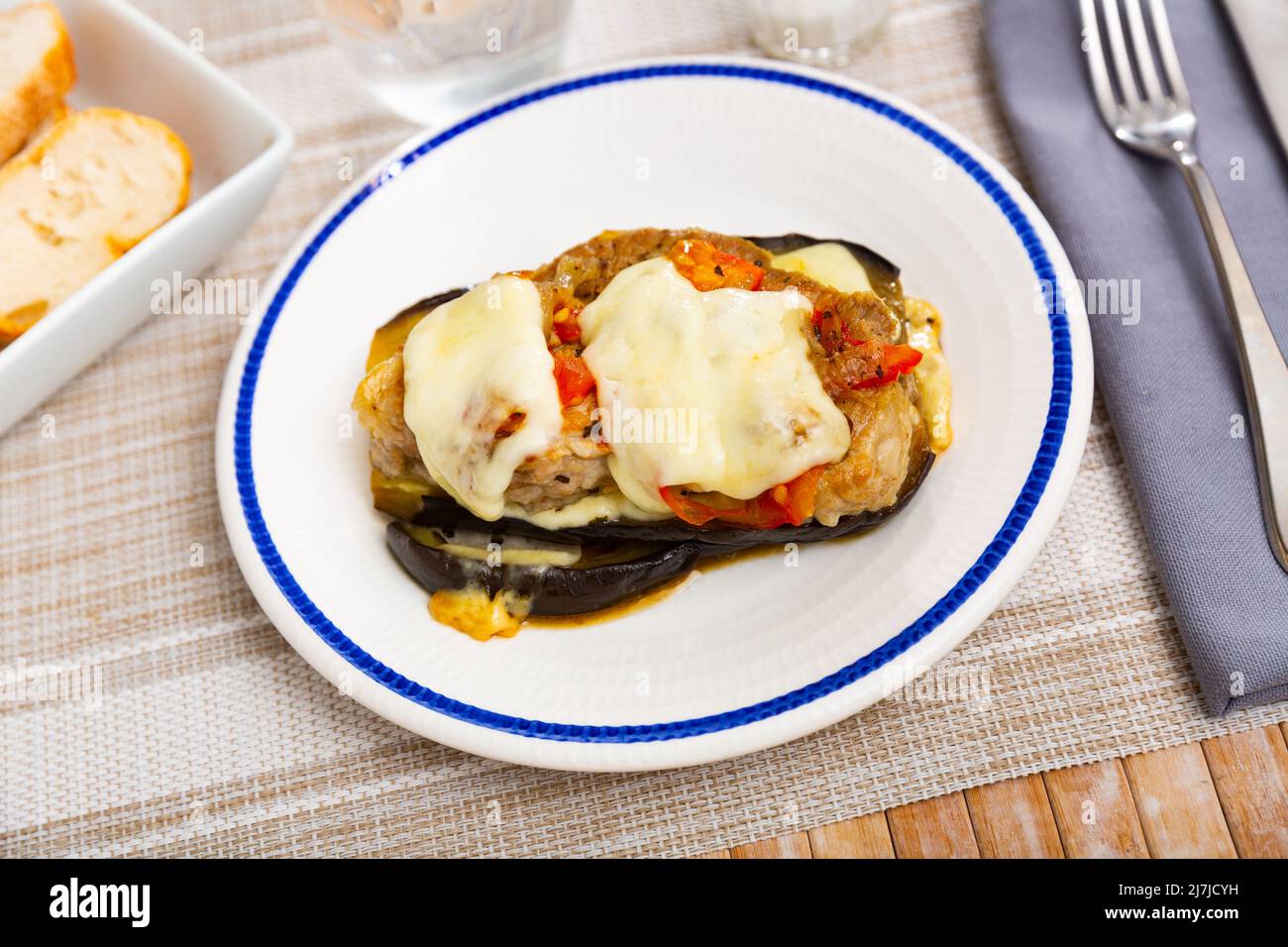 Aubergine mit Tomaten, Hackfleisch und Käse Stockfoto
