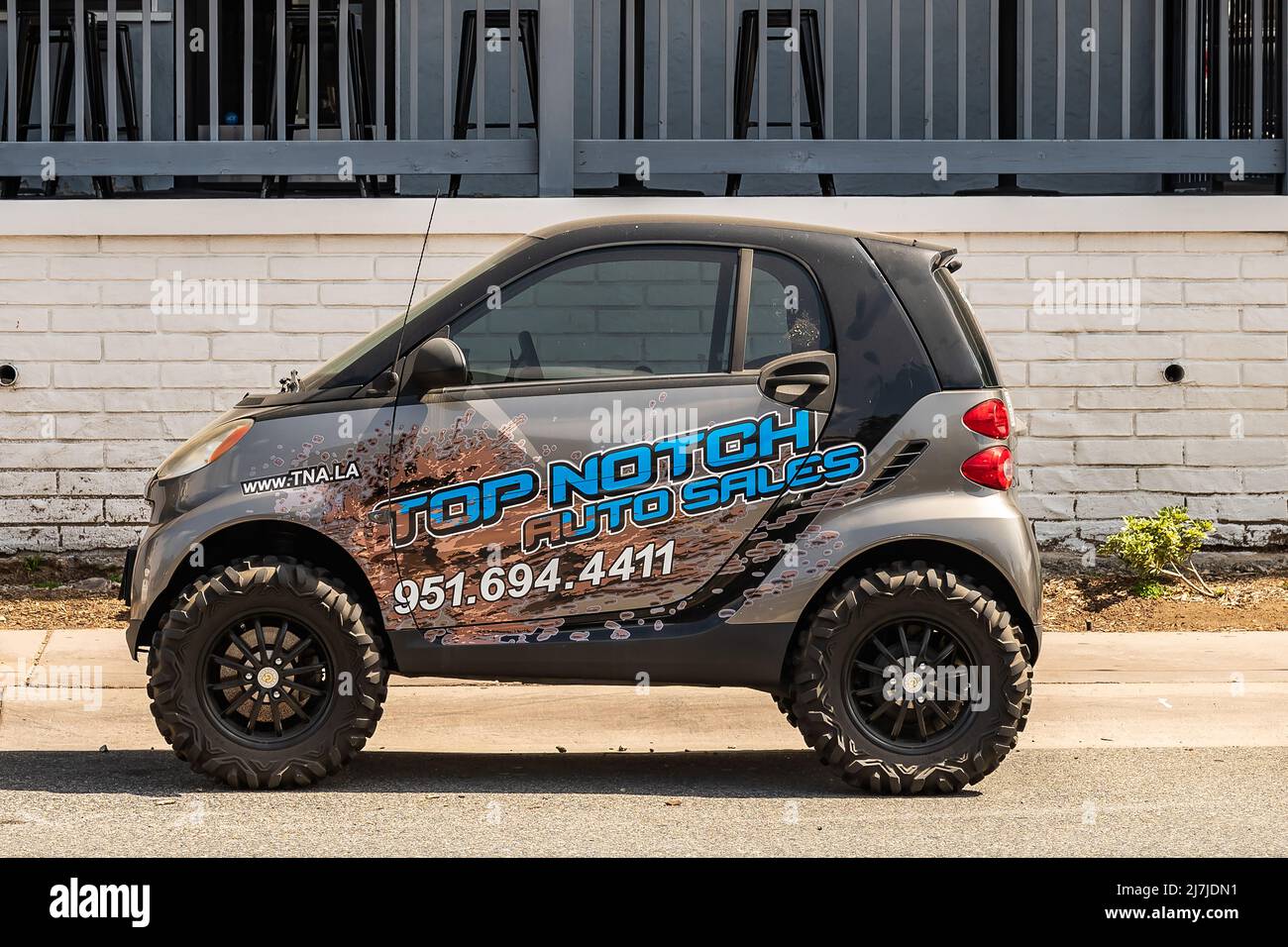 Temecula, CA, USA - 11. April 2022: Altstadt-Nachbarschaft. Nahaufnahme eines grau-schwarzen Mercedes Smart als Werbeaktion für die erstklassige Autosales-Firma parke Stockfoto