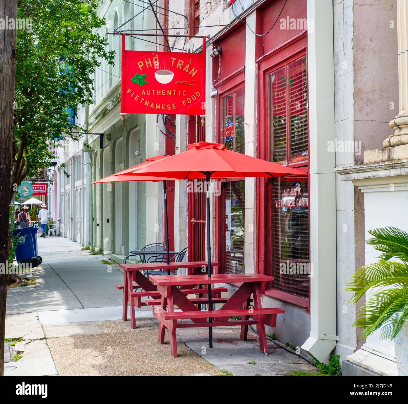 NEW ORLEANS, LA, USA - 8. MAI 2022: Pho Tran Vietnamesisches Restaurant in der Magazine Street im Lower Garden District Stockfoto