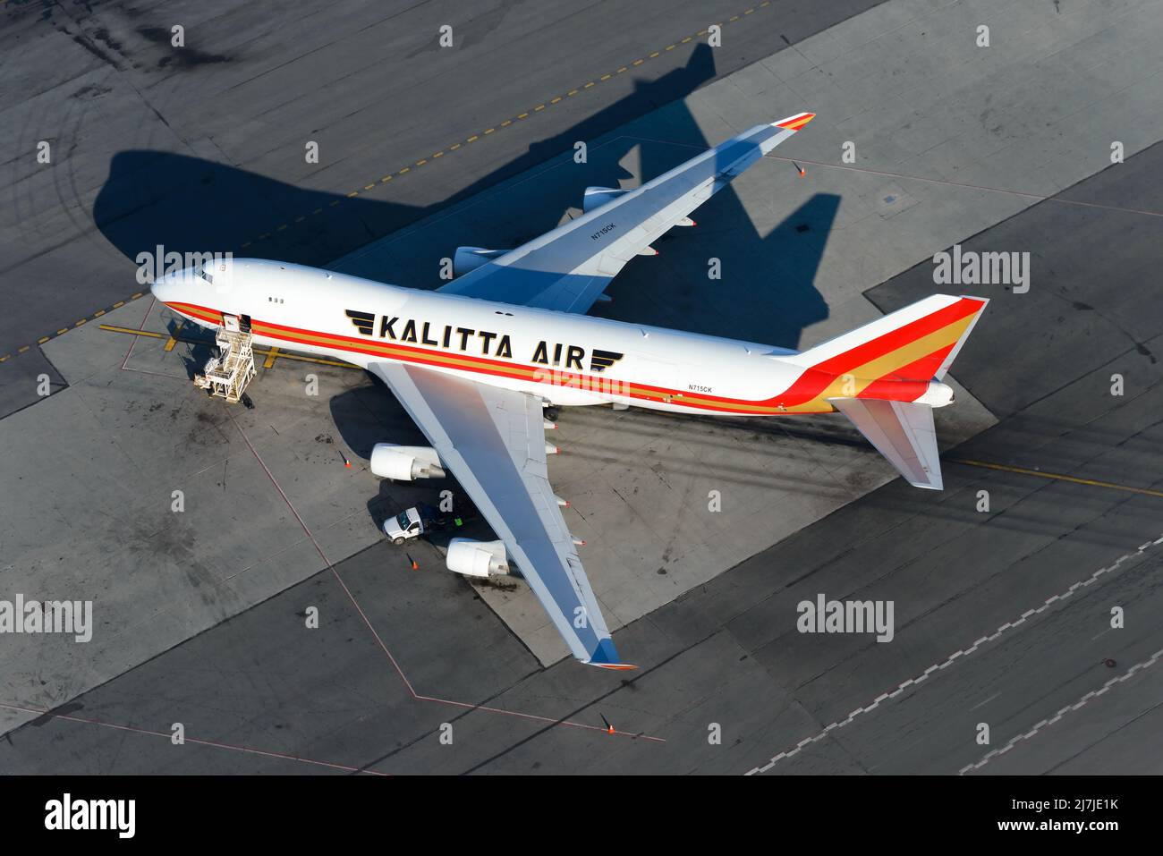Kalitta Air Boeing 747 Frachtschiff geparkt. Großes Frachtflugzeug 747-400F von oben. Flugzeug 747F von Kalitta Air. Stockfoto