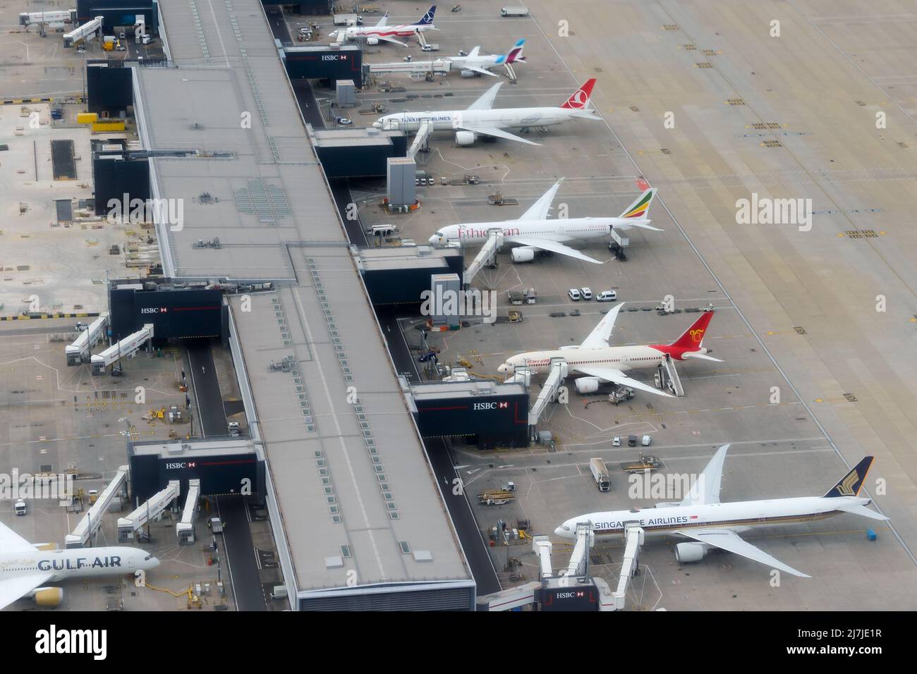 Heathrow Airport Terminal 2 und mehrere Flugzeuge. LHR Airport Terminal 2 Gates am Concourse B von oben gesehen. Heathrow T2 ist voll. Stockfoto