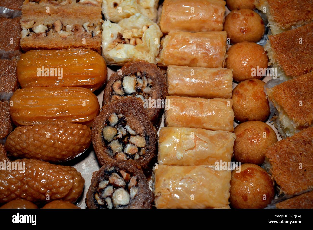 Arabische Süßwaren Küche, nahöstlichen, syrischen, ägyptischen und türkischen Desserts von köstlichen Sammlung von Ramadan traditionellen Desserts, Basbosa, Konafa, Stockfoto
