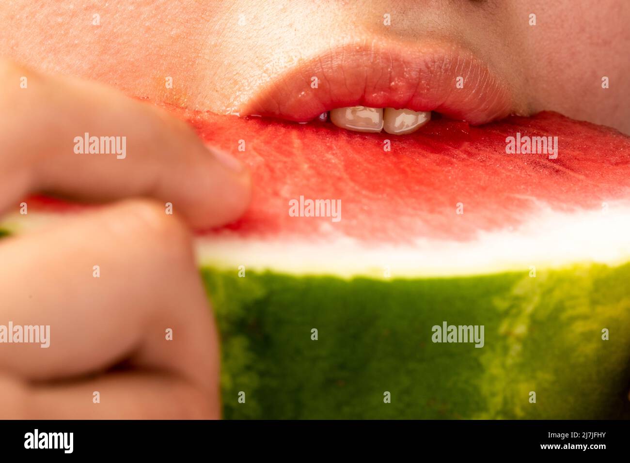 Latina Mädchen essen Wassermelone Stockfoto