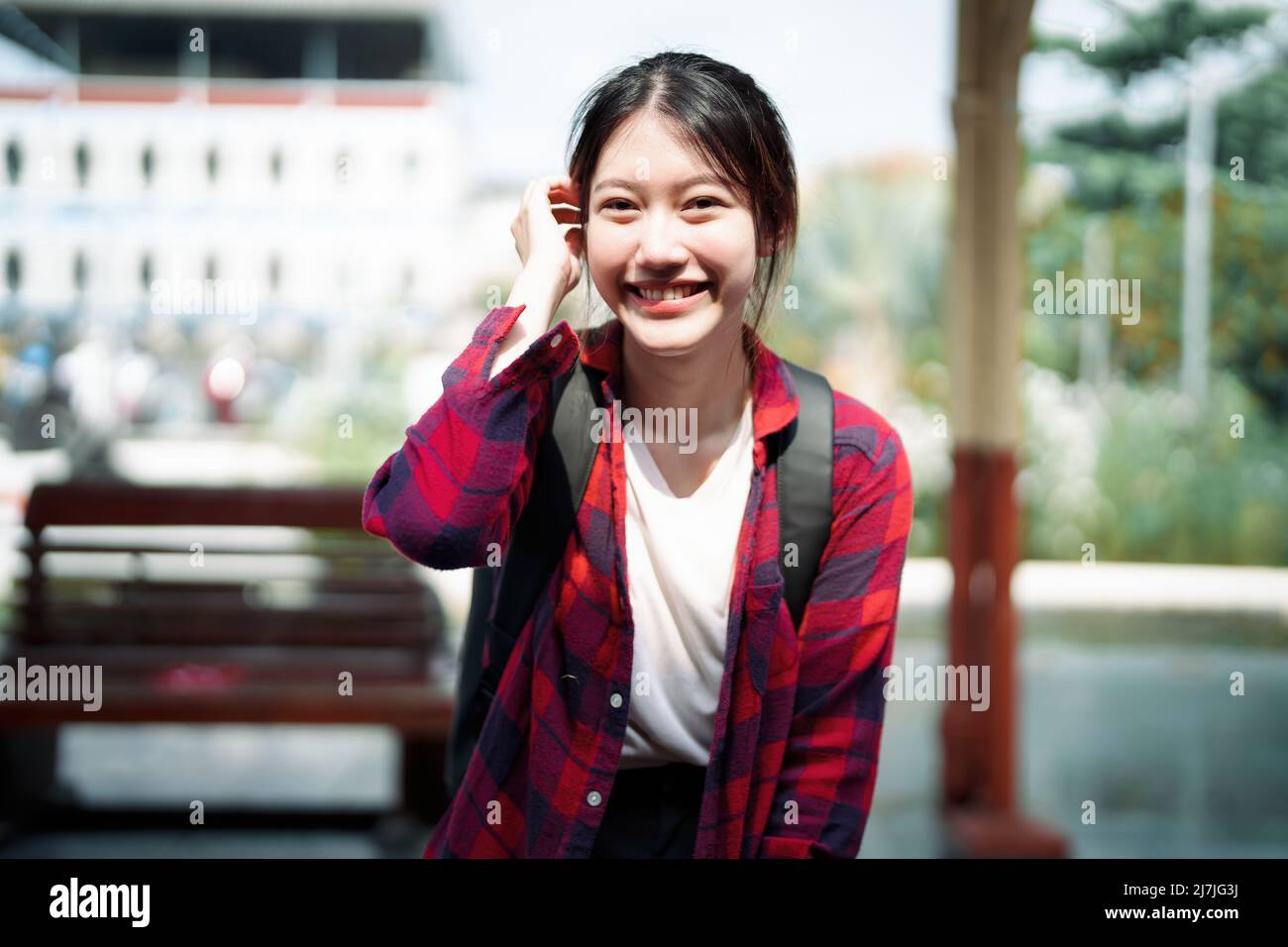 Sommer, entspannen, Urlaub, Reisen, Porträt von niedlichen asiatischen Mädchen zeigt Lächeln und wartet am Bahnhof für einen Sommerurlaub. Stockfoto