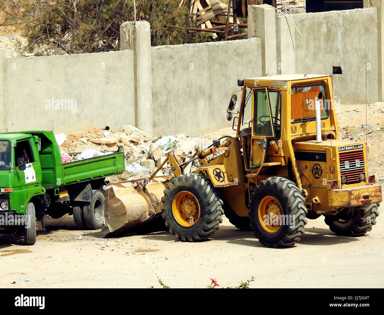 Kairo, Ägypten, März 9 2022: Schwere gelbe Bulldozer, Grader und Bagger Baumaschinen, Endlader Fahrzeug, Bulldozer Steinbruch Maschine, Stein w Stockfoto