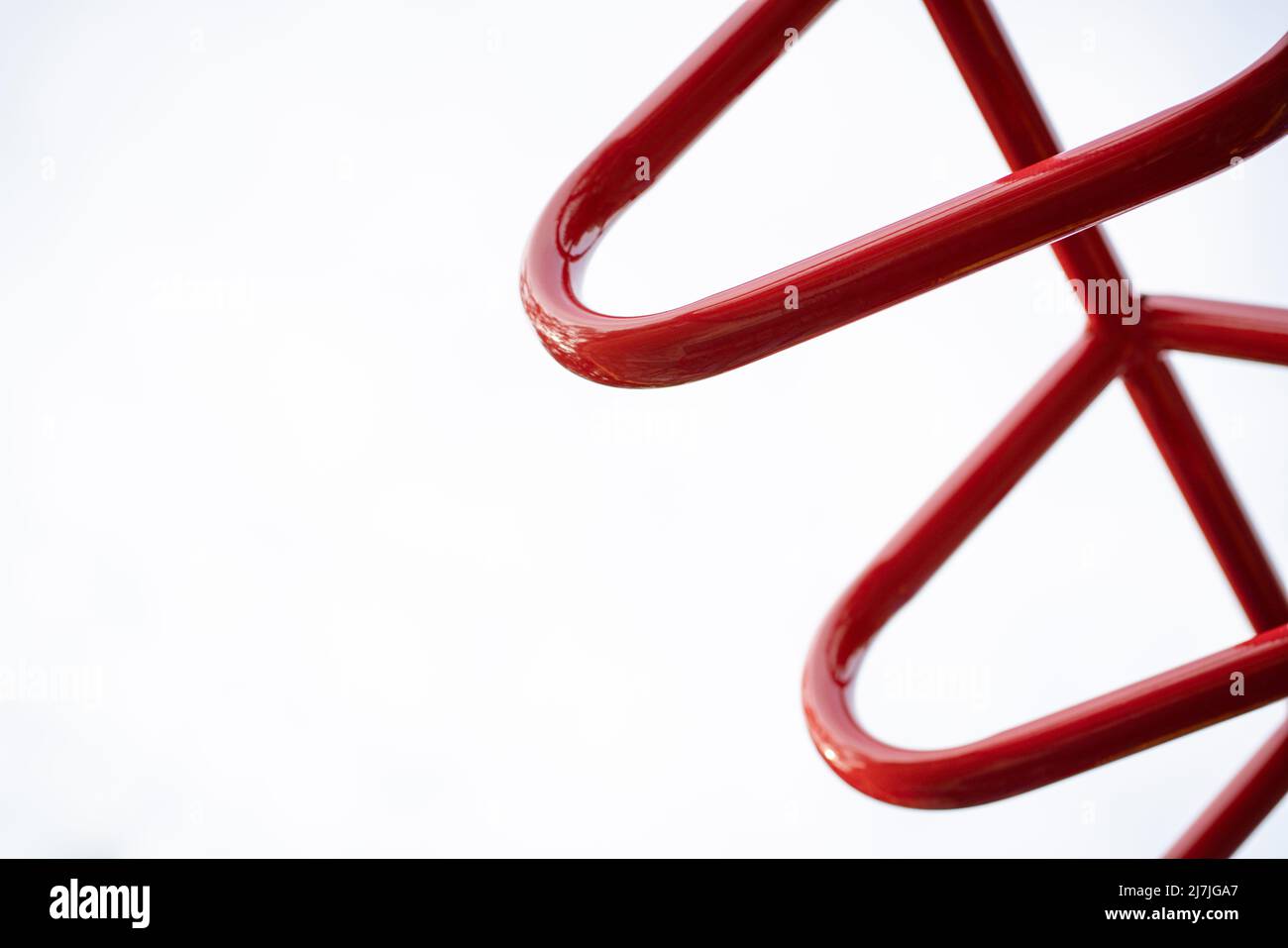 Triangle Monkey Bars, gegen den Himmel. Nahaufnahme und Kopierbereich. Stockfoto