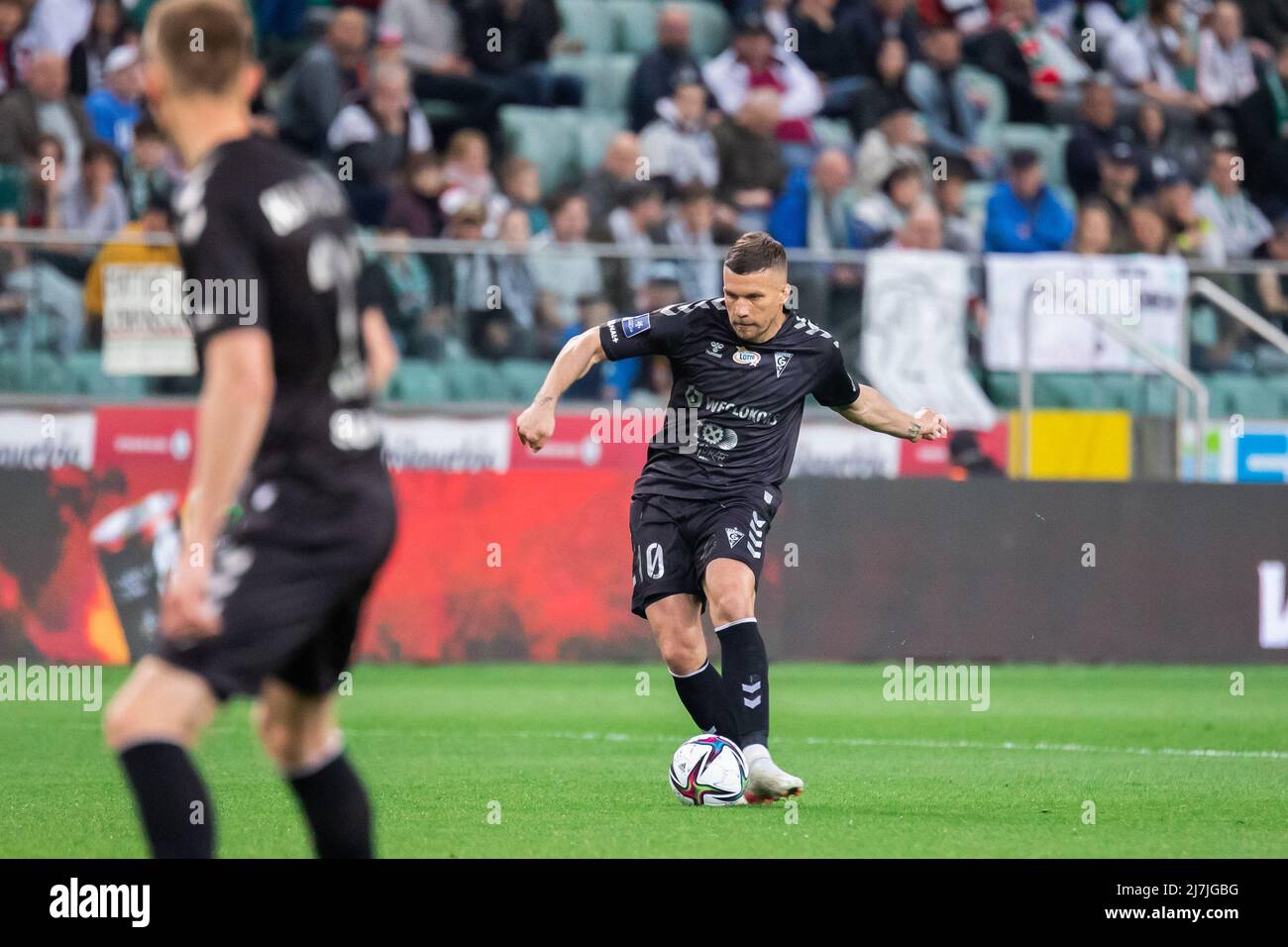 Warschau, Polen. 06.. Mai 2022. Lukas Podolski (R) von Gornik beim Spiel der polnischen PKO Ekstraklasa League zwischen Lega Lega Legia Warszawa und Gornik Zabrze im Marschall Jozef Pilsudski Legia Warsaw Municipal Stadium in Aktion.Endstand; Legia Warszawa 5:3 Gornik Zabrze. Kredit: SOPA Images Limited/Alamy Live Nachrichten Stockfoto
