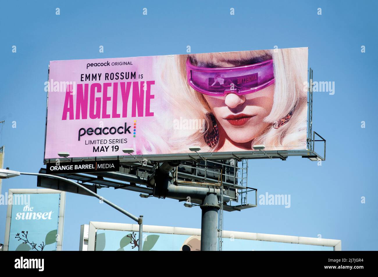 Plakatwand, auf der ein Film von Pfau über Angelyne, eine selbst geschaffene Plakatwand-Göttin, auf dem Sunset Strip in Los Angeles, CA, gezeigt wird Stockfoto