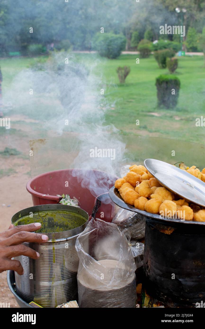 Ein indischer Mann macht Straßenessen im Freien. Stockfoto