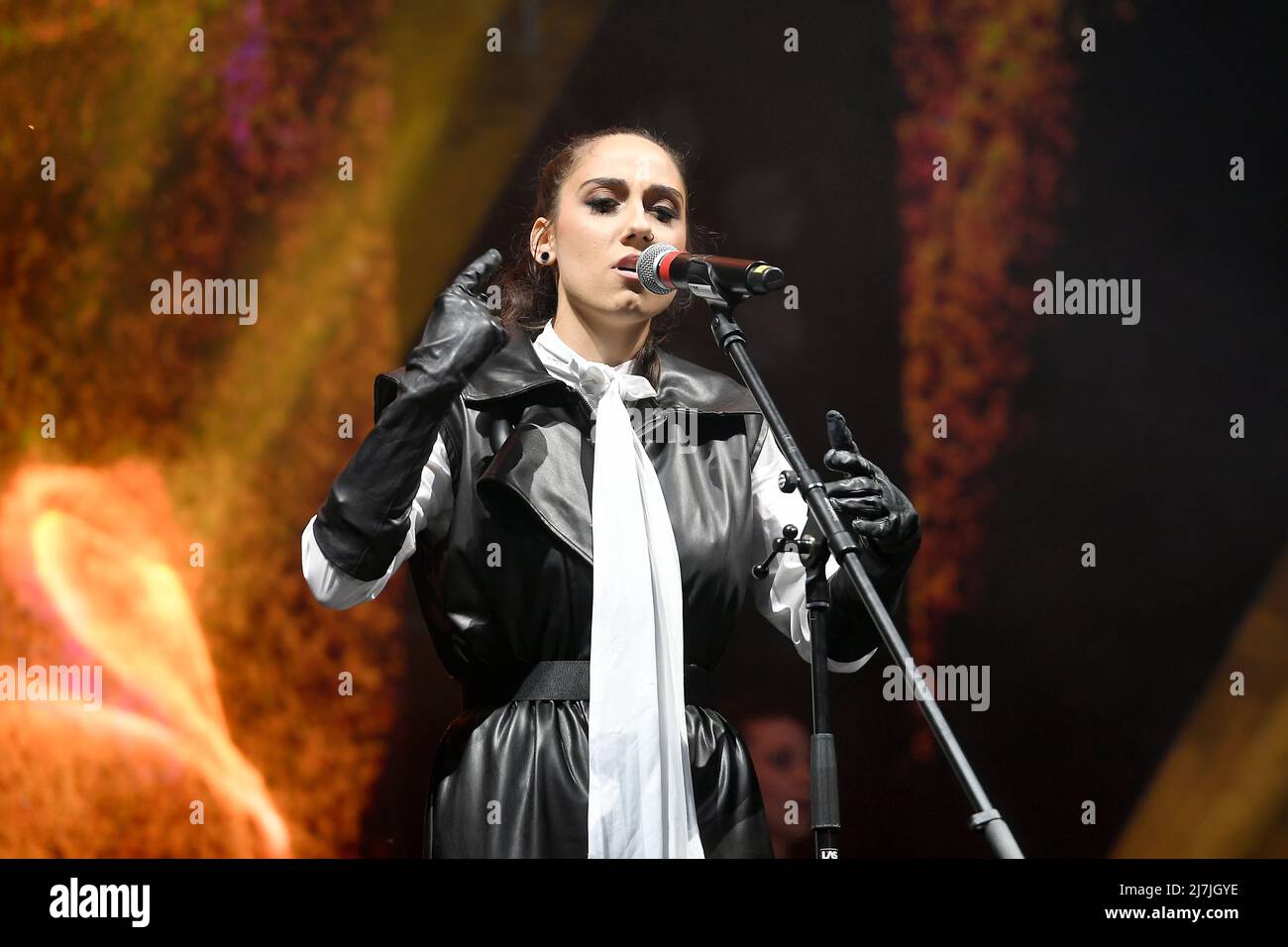 9. Mai 2022, Turin, Italien: Turin 9. Mai 2022, Italien.Eurovision Village, Parco del Valentino.Anlässlich des Eurovision Song Contest 2022, der in Turin stattfindet, Italienische Künstler und einige Delegationen, die in den kommenden Tagen gegeneinander antreten, werden auf der Bühne des Eurovision Village im valentino Park auftreten..Andrea Koevska (Mazedonien)..Sie wird Nordmazedonien beim Eurovision Song Contest 2022 vertreten (Bildquelle: © Tonello Abozzi/Pacific Press via ZUMA Press Wire) Stockfoto