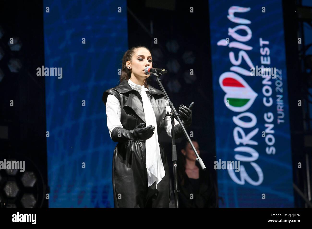 9. Mai 2022, Turin, Italien: Turin 9. Mai 2022, Italien.Eurovision Village, Parco del Valentino.Anlässlich des Eurovision Song Contest 2022, der in Turin stattfindet, Italienische Künstler und einige Delegationen, die in den kommenden Tagen gegeneinander antreten, werden auf der Bühne des Eurovision Village im valentino Park auftreten..Andrea Koevska (Mazedonien)..Sie wird Nordmazedonien beim Eurovision Song Contest 2022 vertreten (Bildquelle: © Tonello Abozzi/Pacific Press via ZUMA Press Wire) Stockfoto