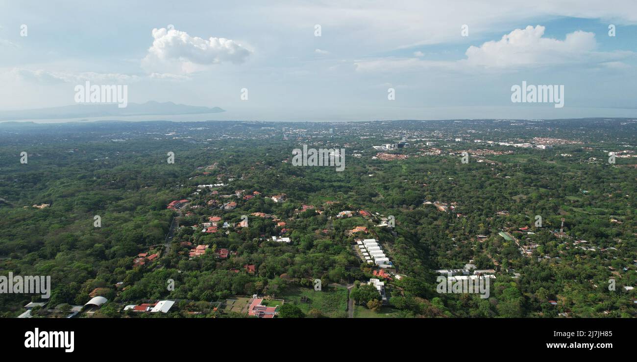 Luftdrohnenansicht des Zentrums von Managua an einem sonnigen Tag Stockfoto