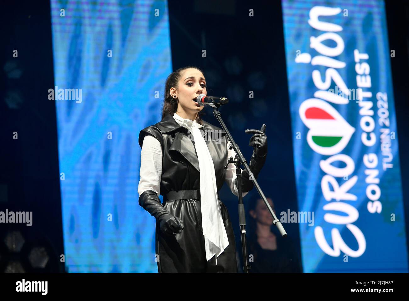 9. Mai 2022, Turin, Italien: Turin 9. Mai 2022, Italien.Eurovision Village, Parco del Valentino.Anlässlich des Eurovision Song Contest 2022, der in Turin stattfindet, Italienische Künstler und einige Delegationen, die in den kommenden Tagen gegeneinander antreten, werden auf der Bühne des Eurovision Village im valentino Park auftreten..Andrea Koevska (Mazedonien)..Sie wird Nordmazedonien beim Eurovision Song Contest 2022 vertreten (Bildquelle: © Tonello Abozzi/Pacific Press via ZUMA Press Wire) Stockfoto