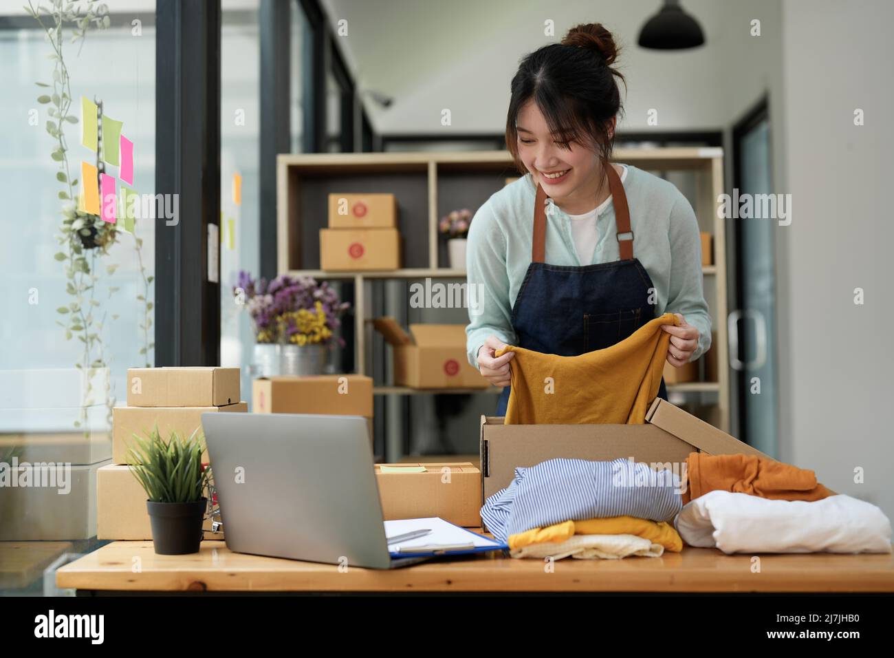 Junge asiatische Startup-Unternehmer Kleinunternehmer arbeiten zu Hause, Verpackung und Lieferung Situation. Stockfoto