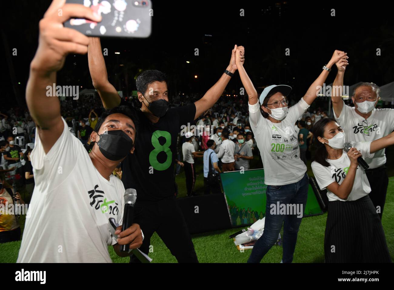 Bangkok, Thailand. 08.. Mai 2022. Chadchart Sittipunt, Kandidat des Gouverneurs von Bangkok, Nummer 8 der unabhängigen Bewerber, die am 8. Mai 2022 im Lumpini Park in Bangkok, Thailand, Wahlreden halten, und Sponsoren. (Foto von Teera Noisakran/Pacific Press) Quelle: Pacific Press Media Production Corp./Alamy Live News Stockfoto