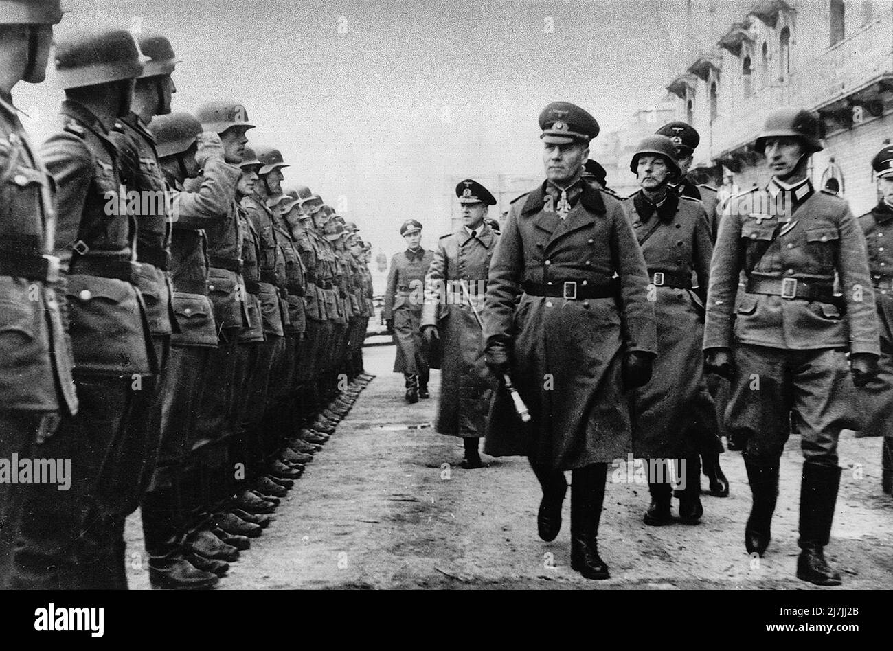 Feldmarschall Erwin Rommel inspiziert Truppen im Jahr 1944 Stockfoto