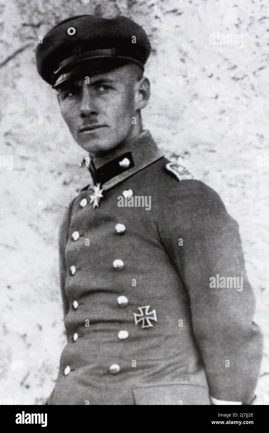 Ein Porträt des deutschen Wehrmachtsfeldmarschalls Erwin Rommel als junger Leutnant aus dem Jahr 1917. Er war bekannt für seine wagemutigen und schnellen Entscheidungen während des Blitzkriegs in Frankreich und Nordafrika. Er war an dem Attentat auf Hitler vom 20. 1944. Juli beteiligt und wurde Selbstmord angeboten, um seinen Ruf zu bewahren und seine Familie zu schützen oder ein öffentliches Verfahren zu durchlaufen. Er entschied sich für Selbstmord, um seine Familie zu schützen. Stockfoto