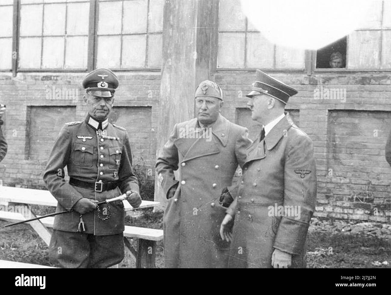 Hitler, Mussolini und Feld.Marsch.Gerd von Rundtstedt gemeinsam an der Ostfront. Von Runstedt war Kommandant der Army Group A in Frankreich und war verantwortlich für die schlecht beraten Entscheidung, seinen Vormarsch zu stoppen, sobald er die Kanalküste erreicht hatte. Es war dieser Bruch in den Kämpfen, der zum Erfolg der Evakuierung in Dünkirchen beigetragen hat. Später, während der Operation Barbarossa, war er Kommandant der massiven Armeegruppe Süd. Stockfoto