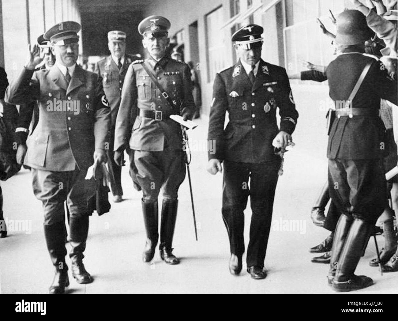 Hitler, Feldmarschall Erwin von Witzleben und SS-Obergruppenführer Sepp Dietrich bei den Olympischen Sommerspielen 1936 Stockfoto