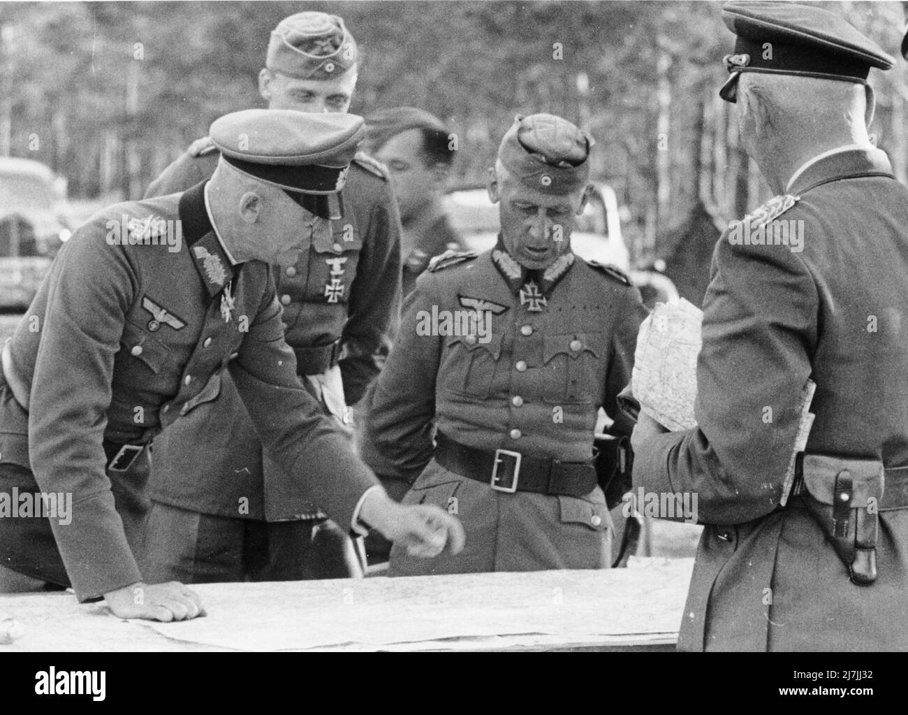 Panzerkommandant Hermann Hoth mit Feldmarschall Fedor von Bock (links) in Russland während der Operation Barbarossa, 1941. Stockfoto