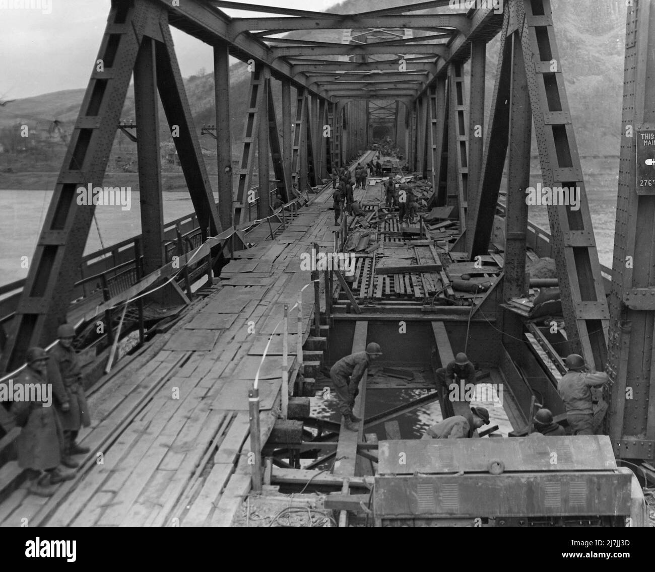 Alliierte Truppen reparierten die berühmte Ludendorff-Brücke in Remagen, die intakt umfunktioniert wurde und den alliierten Armeen 1945 die Möglichkeit gab, den Rhein zu überqueren und nach Deutschland einzureisen Stockfoto