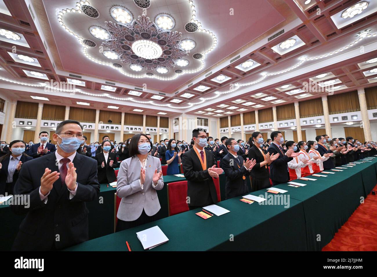 Peking, China. 10.. Mai 2022. Am 10. Mai 2022 findet in der Großen Halle des Volkes in Peking, der Hauptstadt Chinas, eine Zeremonie zum 100.. Jahrestag der Gründung der Kommunistischen Jugendliga Chinas statt. Kredit: Yue Yuewei/Xinhua/Alamy Live Nachrichten Stockfoto