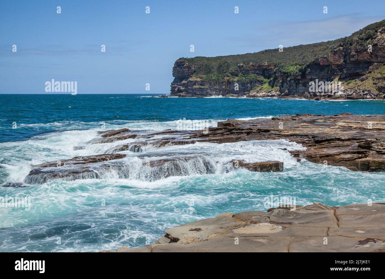 Surfen Sie auf Felsen am Little Beach, Bouddi National Park, Central Coast, New South Wales, Australien Stockfoto