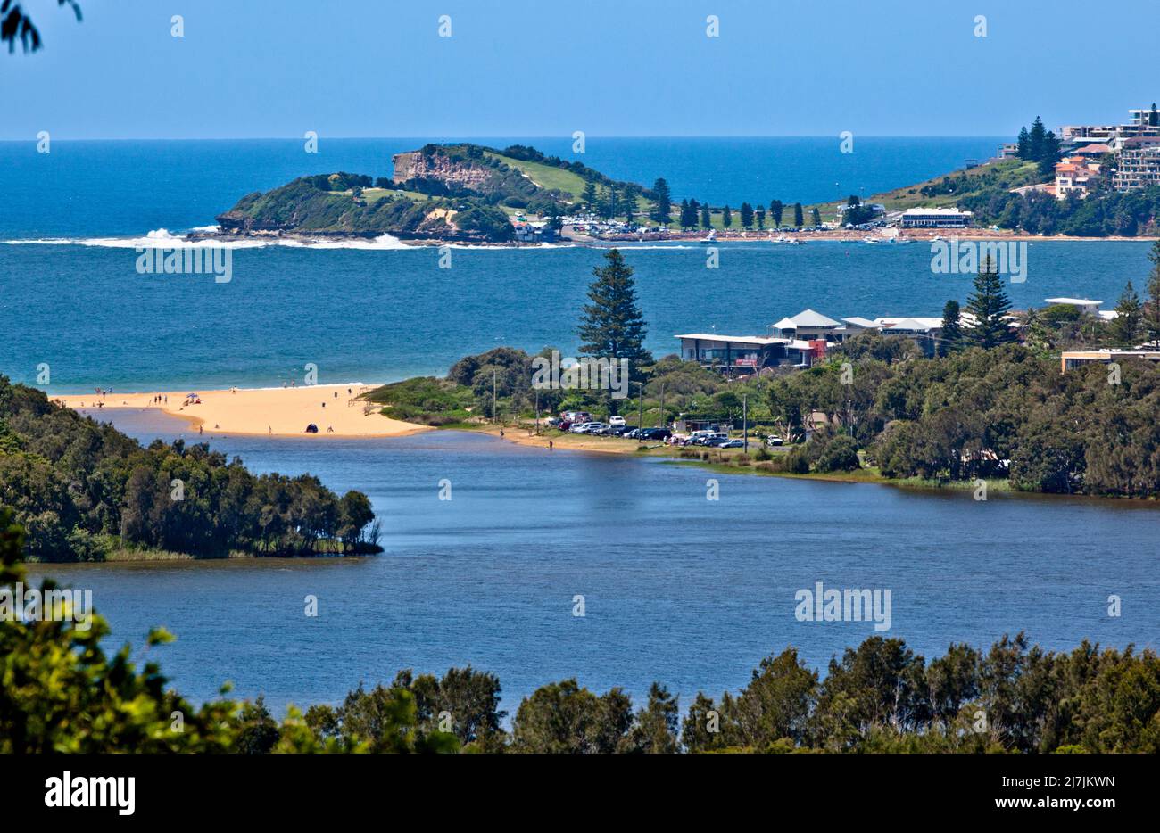 Blick auf die Terrigal Lagoon mit Terrigal Point, Broken Head und Skillion an der Central Coast von New South Wales, Australien Stockfoto