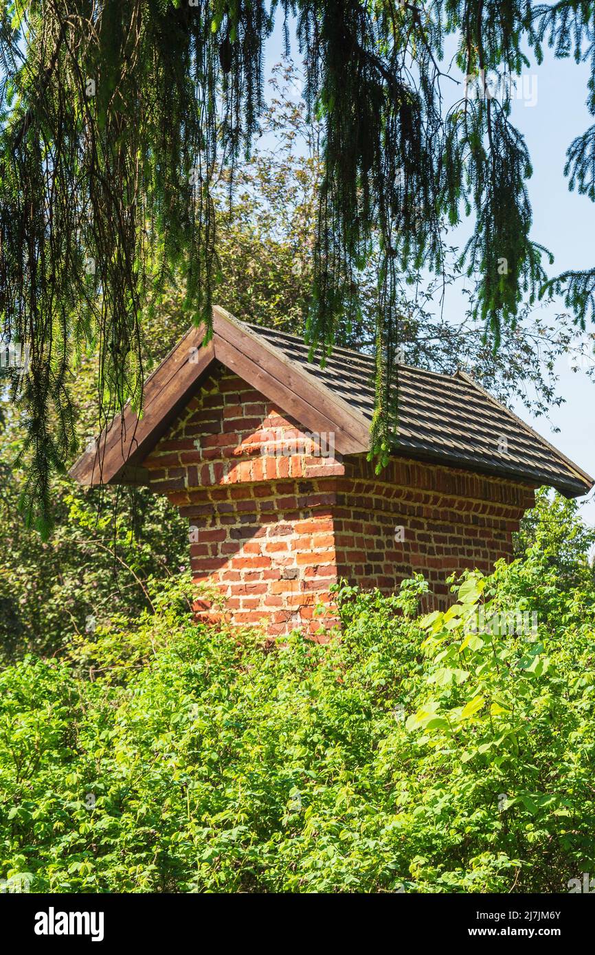 Kleiner roter Backstein, Turm mit Schindeldach in Lepaa Finnland Stockfoto