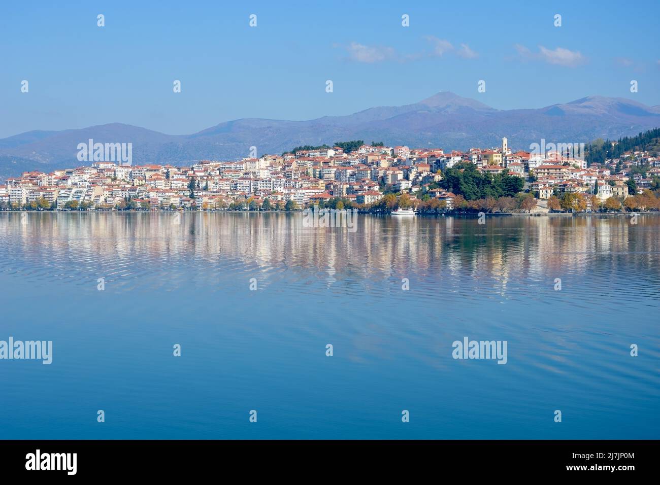 Schöne Aussicht auf Kastoria Stadt spiegelt sich in Lake Orestiada an einem sonnigen Herbsttag, Griechenland Stockfoto