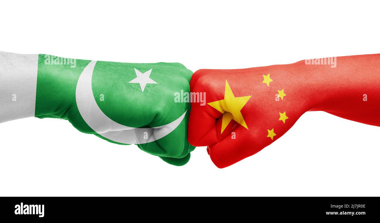 Hände in Farben von chinesischen und pakistanischen Fahnen stoßen Fäuste auf weißem Hintergrund Stockfoto