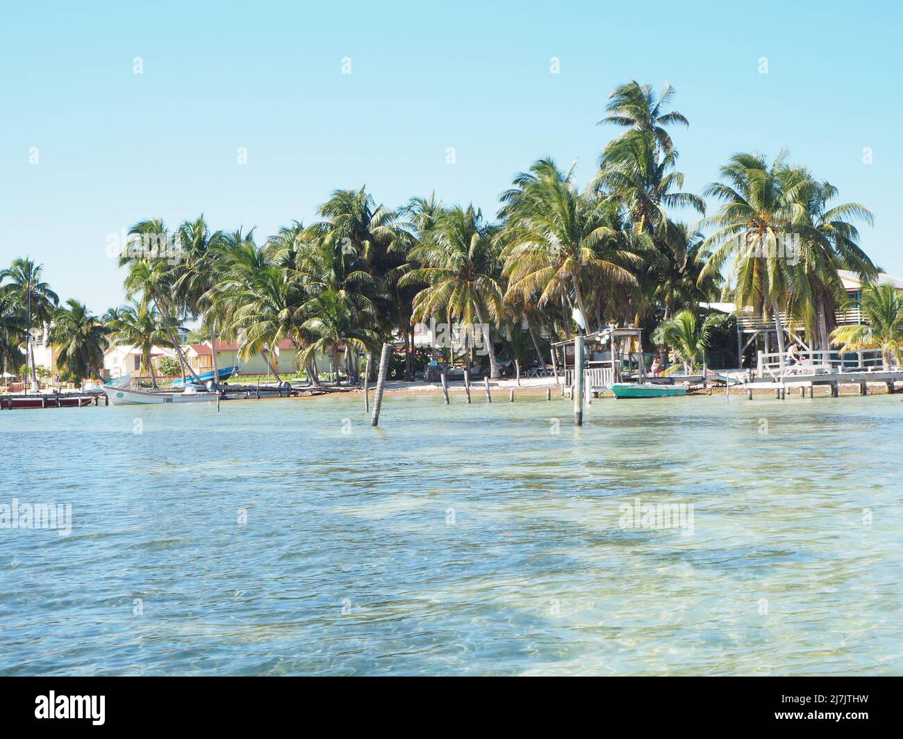 Blick auf Caye Caulker vom Wasser aus Stockfoto