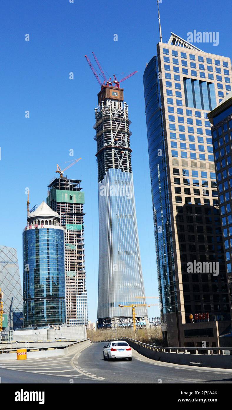 Bau des Wolkenkratzers China Zun und anderer moderner Gebäude im zentralen Geschäftsviertel in Peking, China. Stockfoto