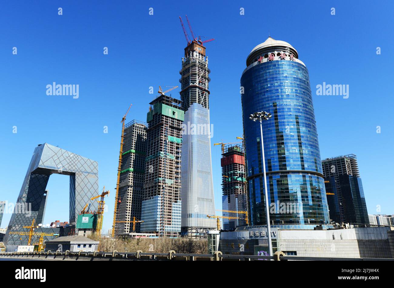 Bau des Wolkenkratzers China Zun und anderer moderner Gebäude im zentralen Geschäftsviertel in Peking, China. Stockfoto
