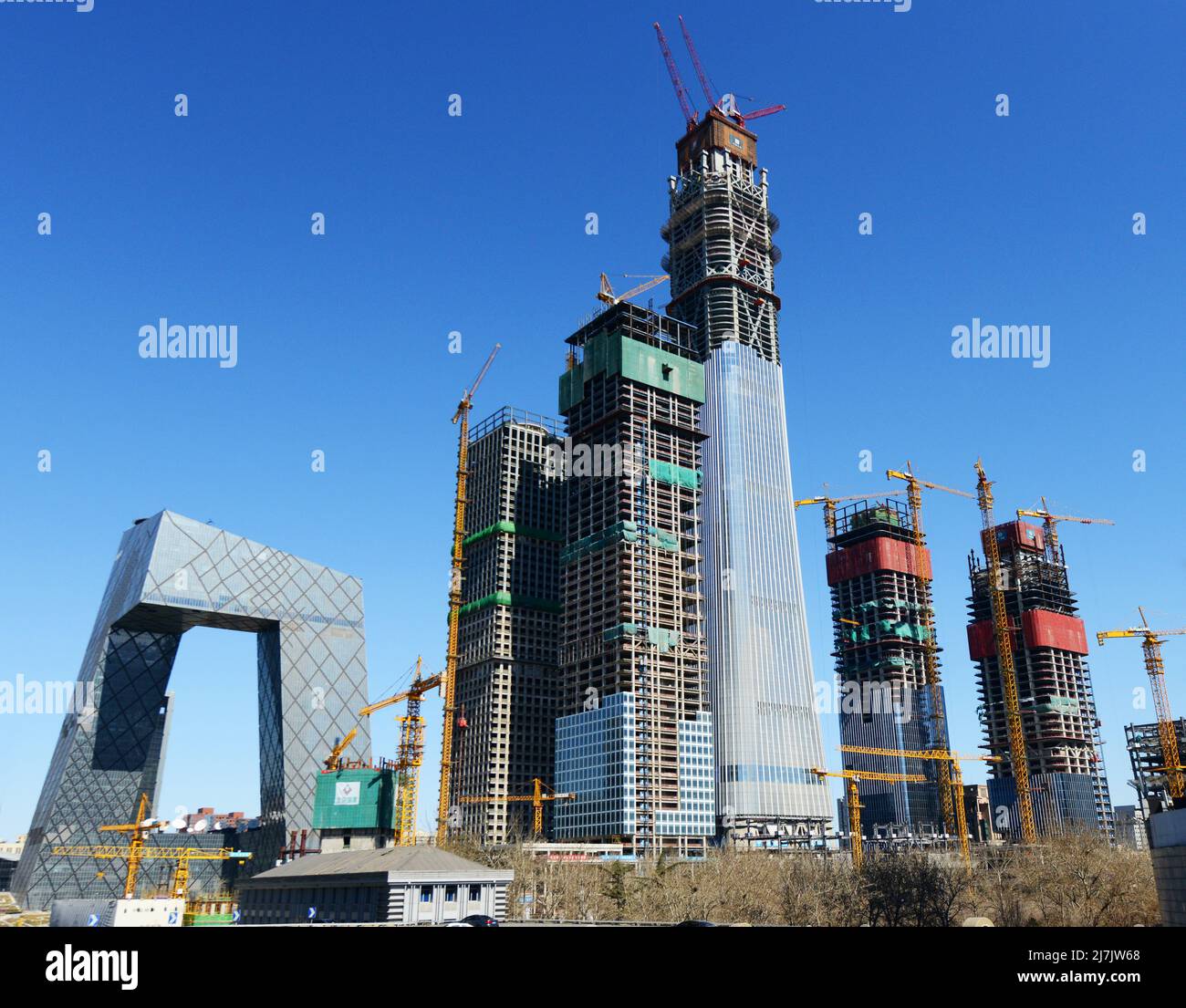 Bau des Wolkenkratzers China Zun und anderer moderner Gebäude im zentralen Geschäftsviertel in Peking, China. Stockfoto