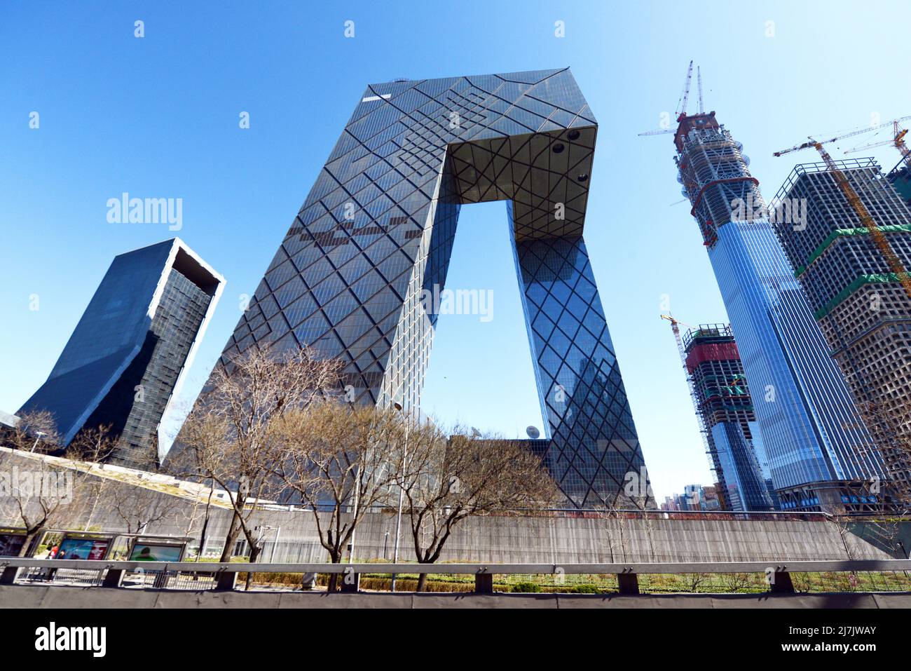 Bau des Wolkenkratzers China Zun und anderer moderner Gebäude im zentralen Geschäftsviertel in Peking, China. Stockfoto