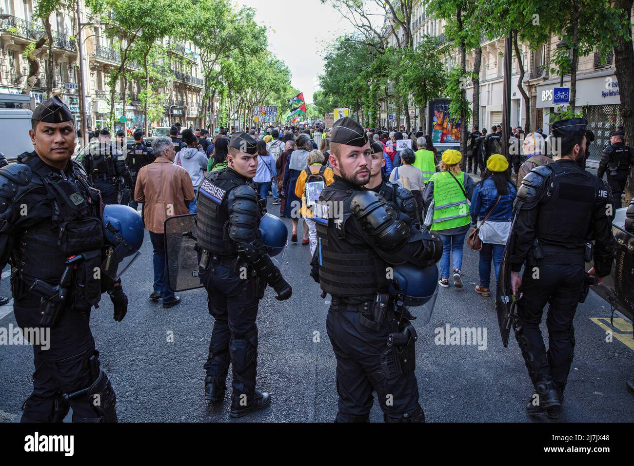 Paris, Frankreich. 07.. Mai 2022. Während der Gelbwesten-Proteste wird die Nationalpolizei gesehen, die die Demonstranten durch die Stadt eskortiert und sich umdreht, um hinter ihnen zu wachen. Hunderte von „Gelbwesten“ („Gilets Jaunes“ auf französisch) versammelten sich in Paris, um gegen die französische Regierung von Emmanuel Macron zu protestieren. Sie protestieren gegen grundlegende Notwendigkeiten, Sozialsteuer und Inflation der Klimagerechtigkeit. Sie fordern auch das von den Bürgerinnen initiierte Referendum (RIC auf französisch). (Foto: Léa Ferté/SOPA Images/Sipa USA) Quelle: SIPA USA/Alamy Live News Stockfoto