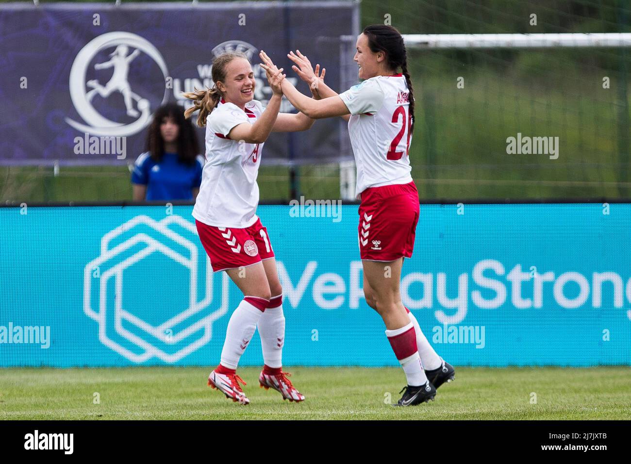 Zenica, Bosnien und Herzegowina, 6.. Mai 2022. Alma Aagaard aus Dänemark feiert, nachdem sie das Tor mit Elisabeth Nielsen aus Dänemark während des U-17-Spiels der UEFA-Frauen 2022 zwischen Bosnien und Herzegowina und Dänemark im FF BH Training Center in Zenica, Bosnien und Herzegowina, erzielt hat. 6.Mai 2022. Kredit: Nikola Krstic/Alamy Stockfoto