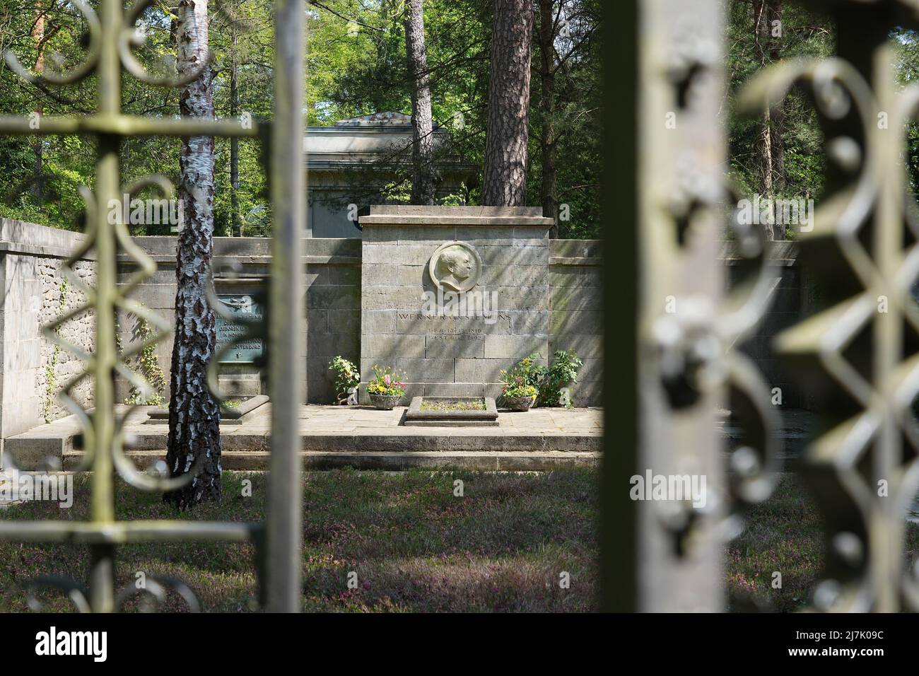 Stahnsdorf, Deutschland. 02.. Mai 2022. Das Familiengrab der Familie Werner von Siemens im Südwest-Kirchhof der Berliner Stadtsynode. Der Friedhof südwestlich von Berlin ist mit einer Fläche von über 200 Hektar der zweitgrößte in Deutschland. Aufgrund seines Waldcharakters und seiner vielen historischen Grabstätten ist der Südwestkirchhof ein beliebtes Touristenziel. Für die Erhaltung des kulturell und kunsthistorisch bedeutsamen Ortes wurde 2000 ein Förderverein gegründet. Quelle: Soeren Stache/dpa/ZB/dpa/Alamy Live News Stockfoto