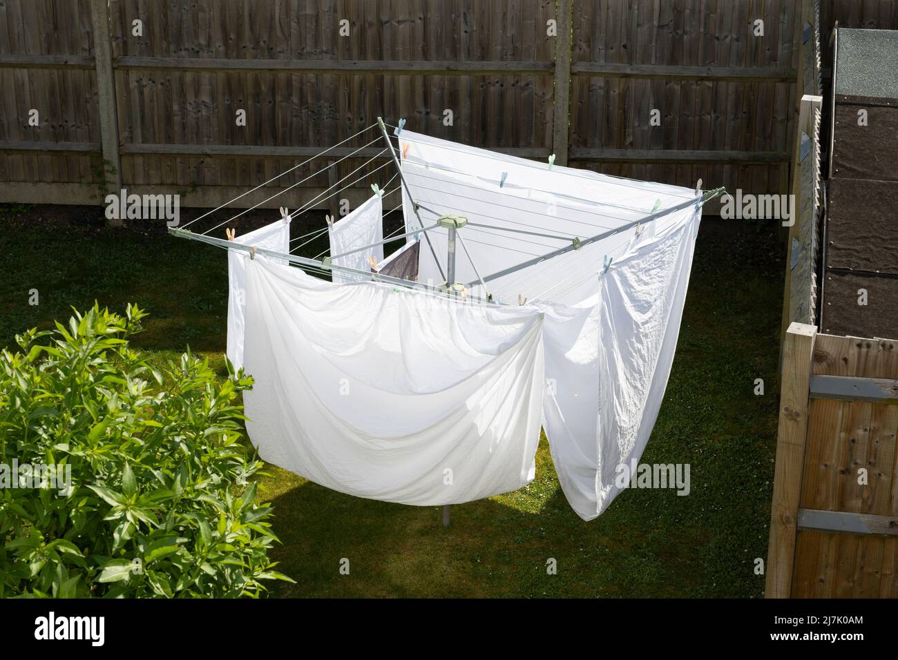 Weiße Bettlaken hängen im Frühling, April, England an einer Wäscheleine Stockfoto