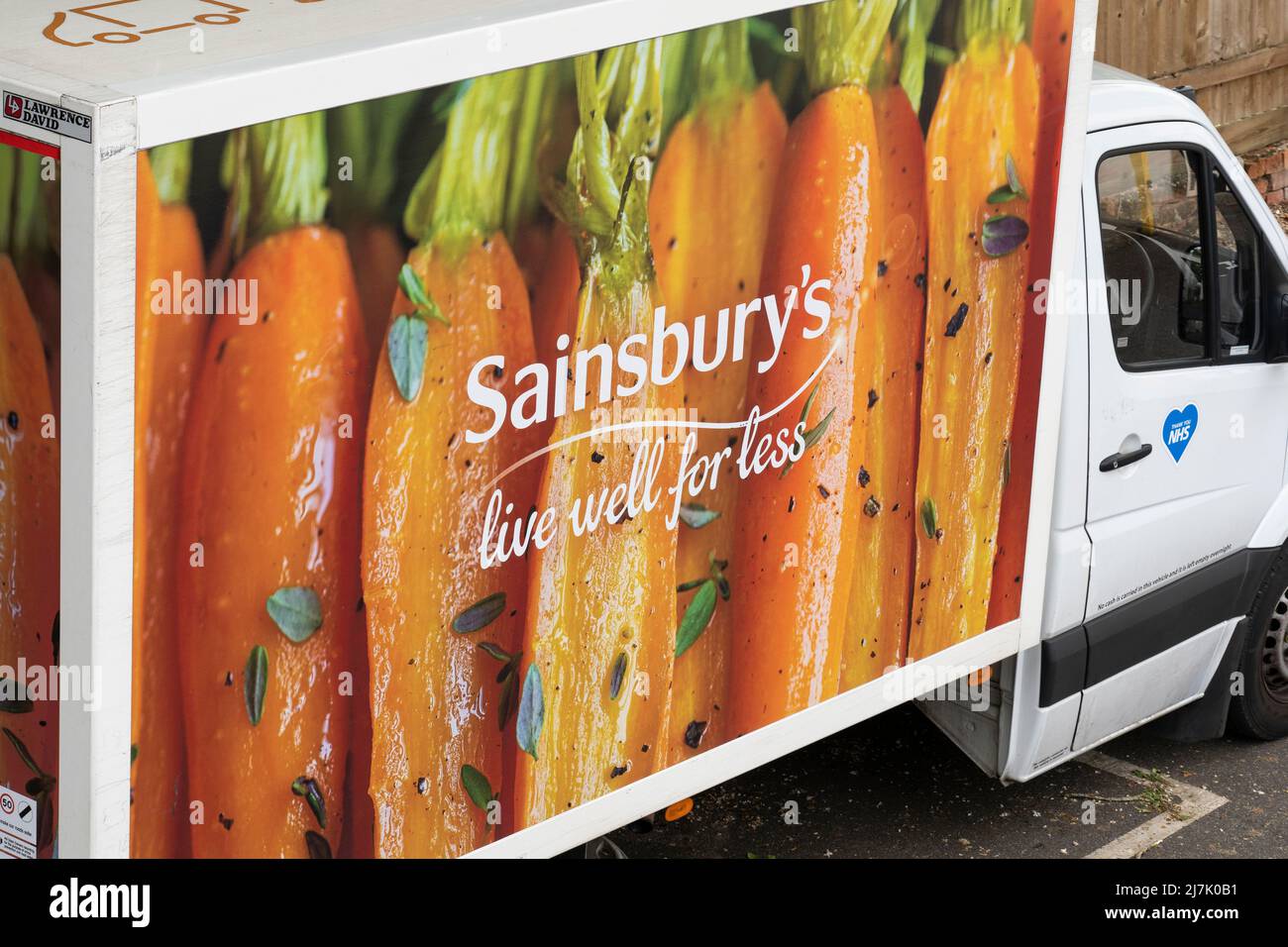 Ein Sainsbury Online-Lieferwagen mit dem Sainsburys-Logo in Basingstoke parkte für die Lebensmittelzustellung. England Stockfoto
